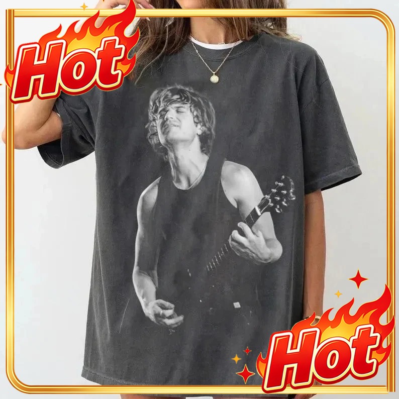 커스텀 탑 DJO Joe Keery 포스터 프린트 티셔 - Poster Men Fashion 리뷰 및 가격